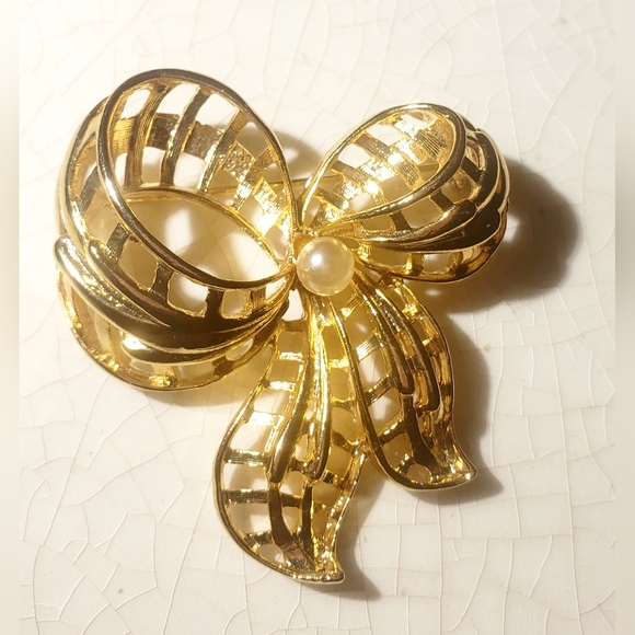Fancy vintage gold filigree bow with faux pearl  brooch - Picture 2 of 8